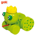 Goki - Дървена играчка за дърпане 54935 Жаба Принц 