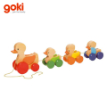 Goki - Дървенa играчка за дърпане 54988 патета 